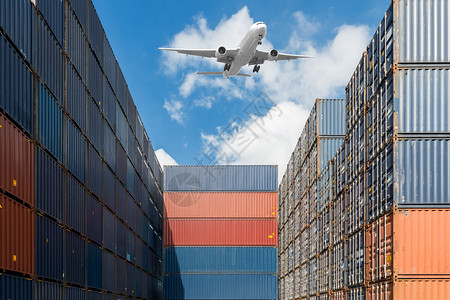 在港口码头使用飞机的货物集装箱堆用于进出图片