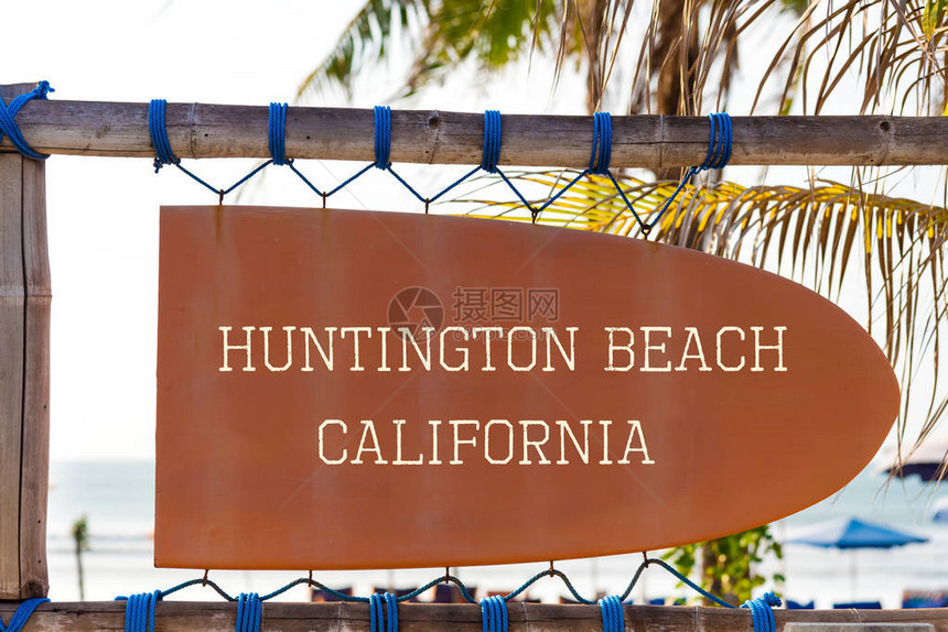 加利福尼亚州亨廷顿海滩冲浪板形式的橙色古老标志牌图片