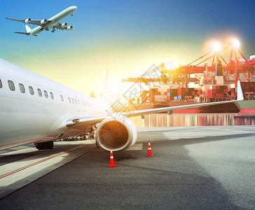 机场货运飞机和集装箱运输港口背景图片