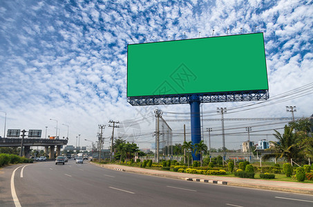 蓝天下新广告的绿色背景空白广告牌图片