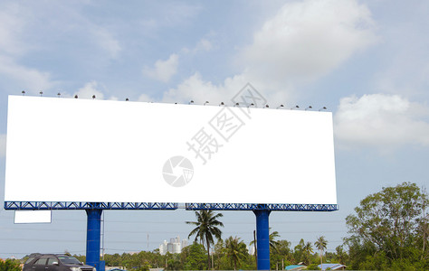 道路上的大型空白广告牌带有背景图片