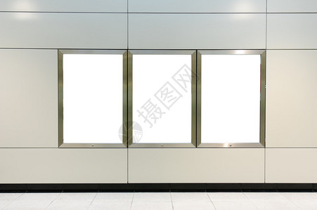 现代白色墙上三个大型垂直肖像定向空白告示板插画