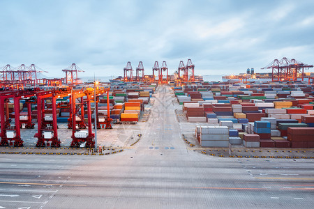 上海港黎明的工业港背景图片