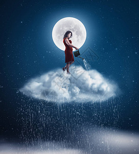 年轻姑娘在云上撒洒水晚上下雨图片