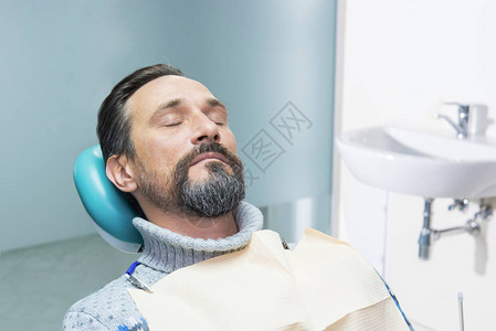 牙医办公室里的人图片