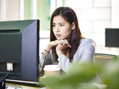 年轻的年轻女商人在办公室使用计算机工作图片