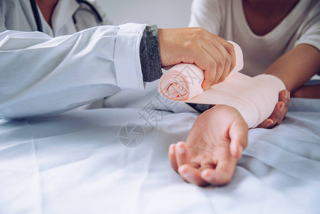 医生正在治疗手臂受伤的病人图片