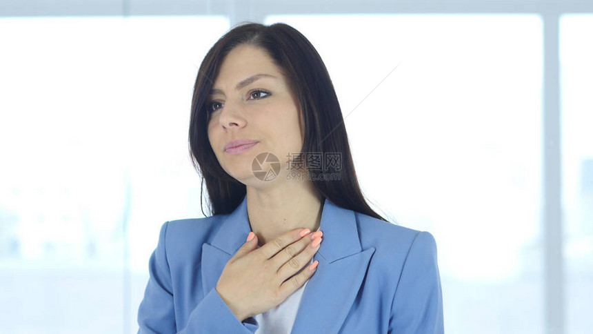妇女咳嗽咳嗽和喉咙痛图片