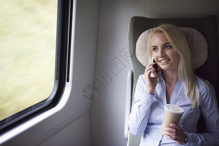 火车上的金发女人图片