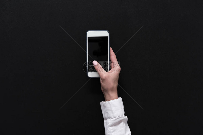 手握智能手机的女子用空白屏幕图片