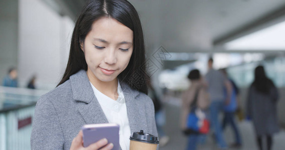 女商人在手机上发送短信图片