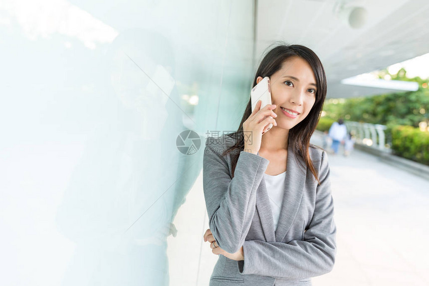 女商人在户外移图片