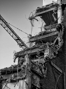 一座建筑物被拆毁的单色图像显示建筑起图片