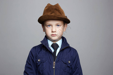 时尚的小男孩戴着帽子时尚儿童肖像打领带的优雅孩图片