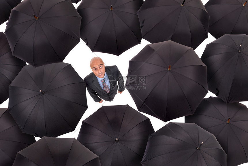 商人站在黑伞中间孤立在白色图片