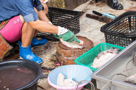 农村不干净的鱼市场图片