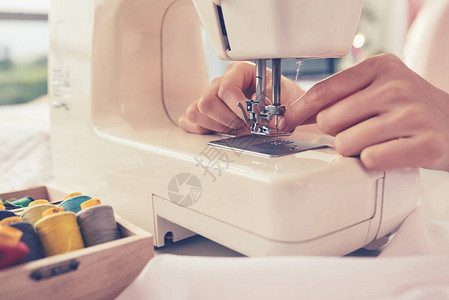 裁缝穿线缝纫机的特写图像图片