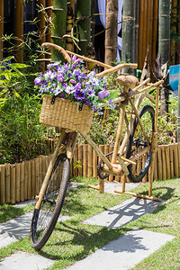 竹自行车篮上的紫色花朵图片