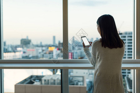 东京市内办公楼内妇女使用手机在东图片