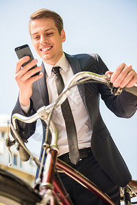 在上班的路上骑自行车的英背景图片