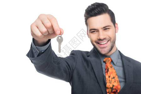 持有房屋钥匙的地产人笑着持房钥匙图片