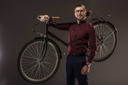 穿着眼镜的帅男人骑着自行车笑着图片