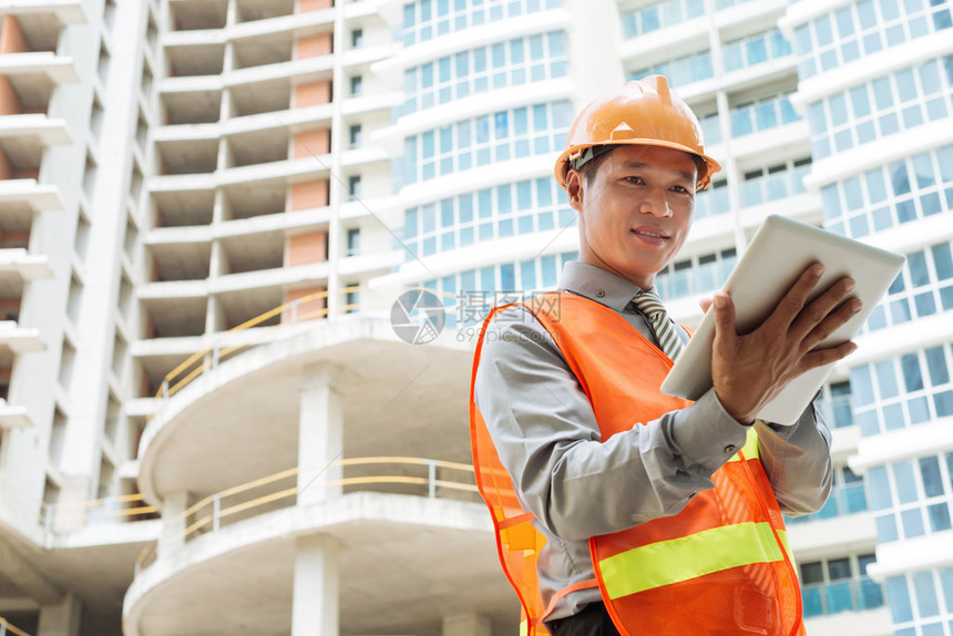 越南工程师在建筑工地使用数字图片