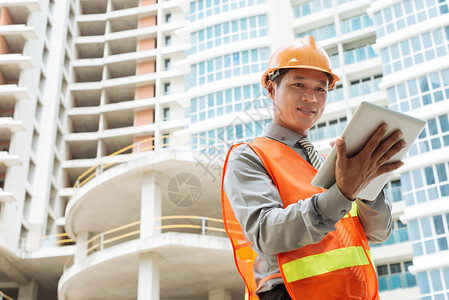 越南工程师在建筑工地使用数字图片