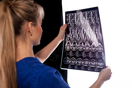 蓝色实验室专业年轻女医生的背影持有子宫颈脊椎短图片