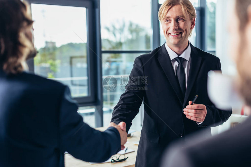 专业中年商人在办公室握手的中年职图片