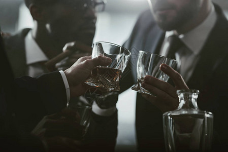 商业团队花时间和喝威士忌的景图片