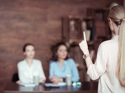 商业女商人向在职同事介绍和讲述一些事情背景图片