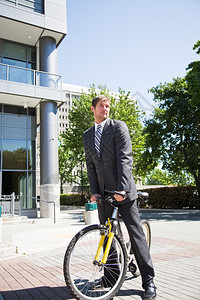 一名骑自行车上班图片