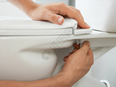 水管工在洗手间安装厕所特写图片