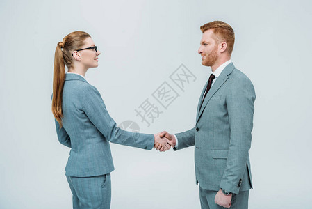 正式的商人和女商人手握手在白图片