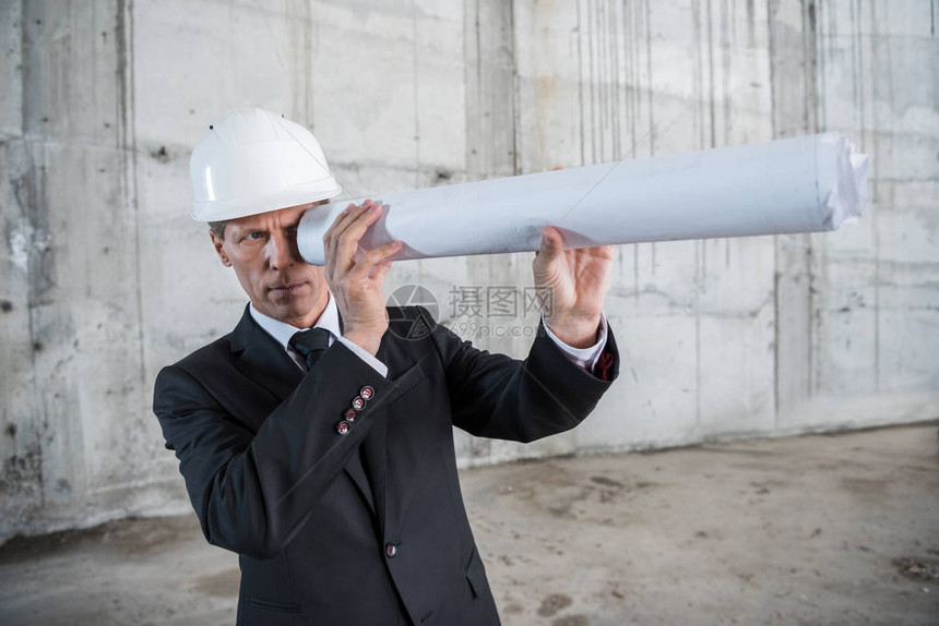 专业中年建筑师在建筑工地作时图片