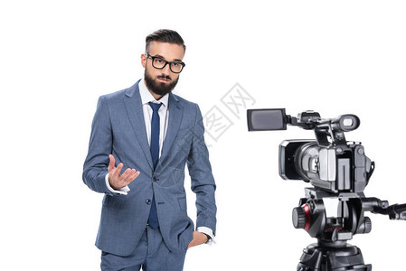电视记者在摄影机前巡视和站在镜头前图片