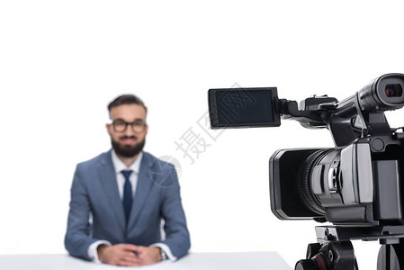 男新闻播客的选择焦点坐在镜头前在图片