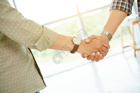 在会议上握手的商务人士的手图片
