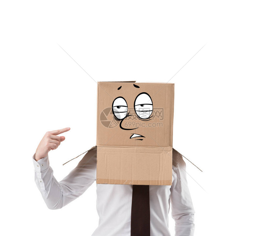 用纸板盒指着头顶着白边被孤立的头部的工图片