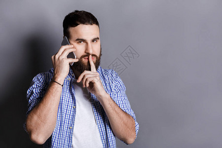 在电话点说话的胡子人要安静图片