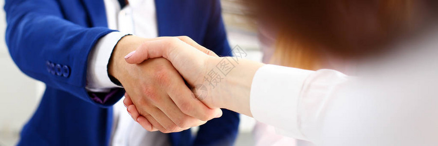 穿着西装的男人在办公室特写时握手作为你好朋友欢迎调解提议积极介绍问候或感谢手势峰会参与批准激励罢工手臂背景图片
