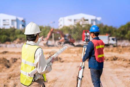 建筑工程师与工头人检查新基础设施建设项目的施工现场工程图片