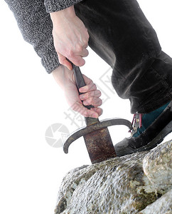 勇敢的骑士之手试图拔掉石中神奇的飞刀高清图片