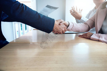 商业形势面试概念企业人士握手成功图片