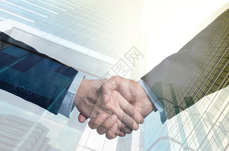 双向接触企业握手商业贸易概念图片