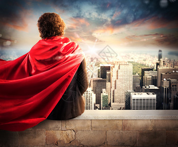 商人超级英雄在城市摩天大楼的图片