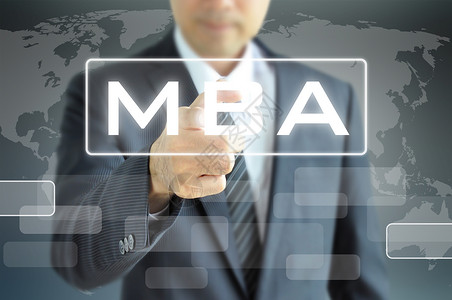 商业家在虚拟屏幕上的MBA标志教育与商业概念的图片