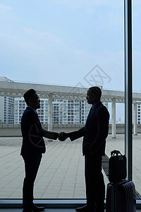在国际机场举行商人会议同事握手图片