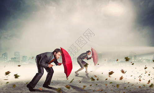 商人和女商人在暴风雨中保护自己免受带雨图片